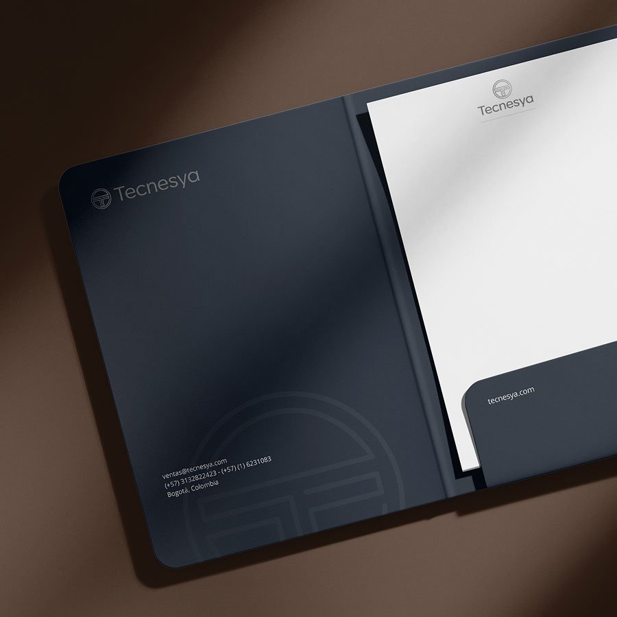Aplicación de la identidad visual de Tecnesya en carpeta corporativa y papelería